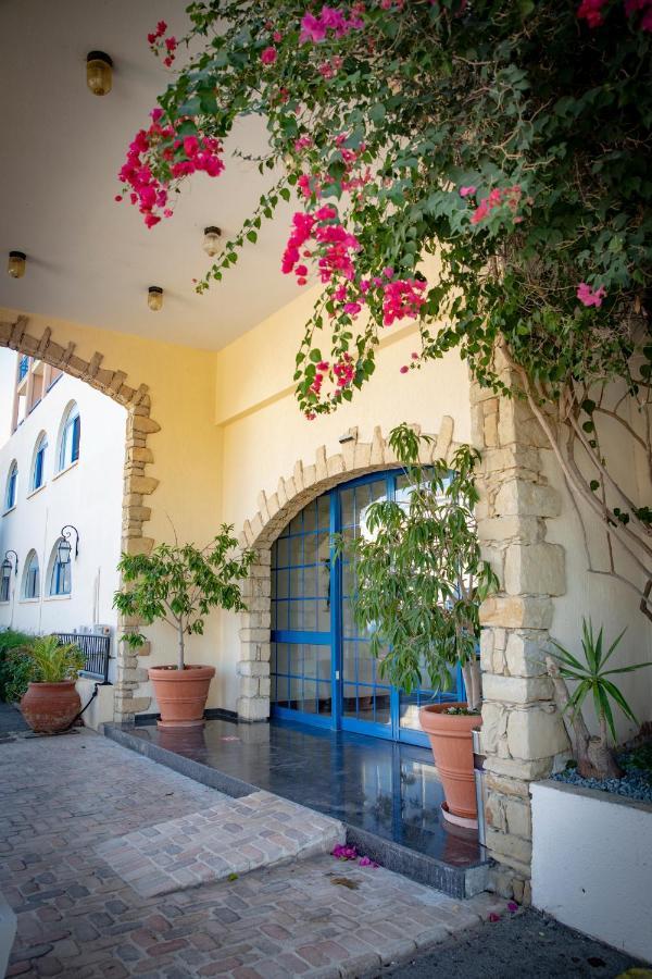 Navarria Blue Hotel Limassol Bagian luar foto